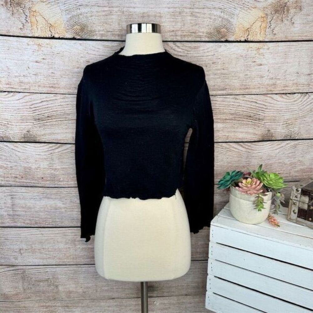 5/$25 Raised by Wild Women's Black High-Neck Lettuce-Edge Crop Top M‎